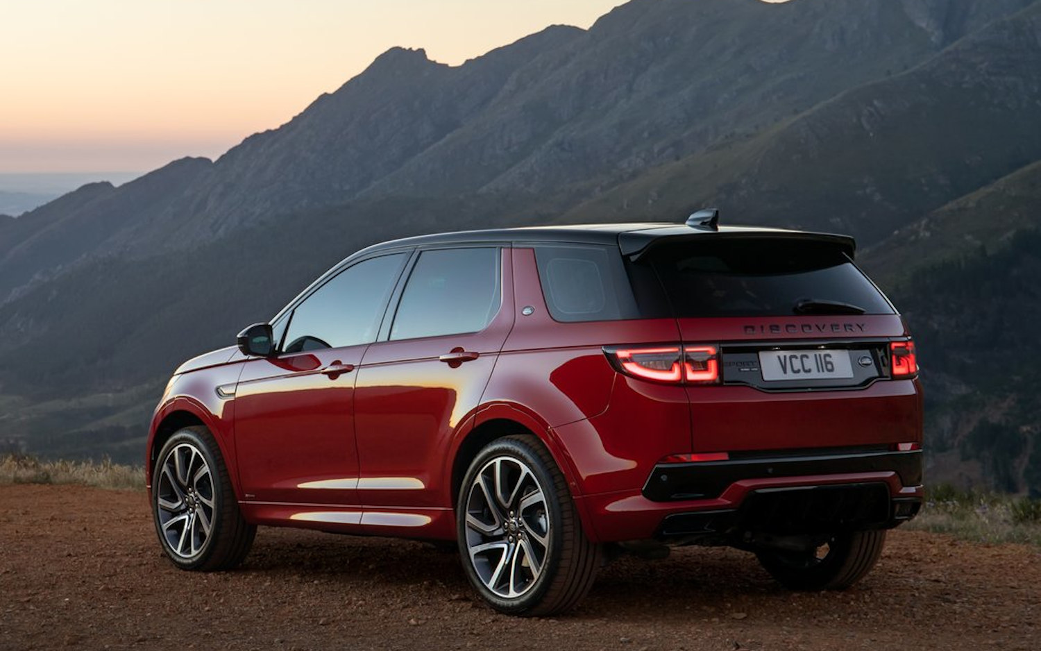 Comparison BMW X5 M Competition 2020 vs Land Rover Discovery